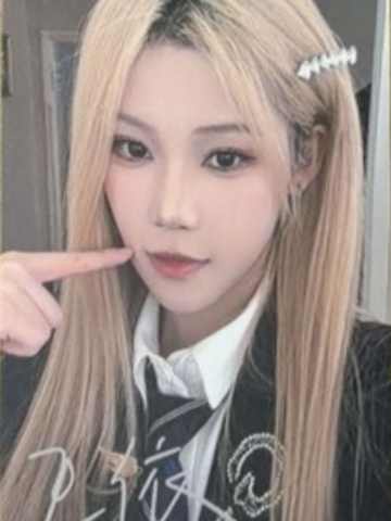 王依 手牵手主题数签