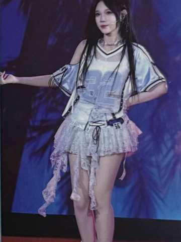 鲍雨欣 2025全团冲刺巡演小卡 ver.B