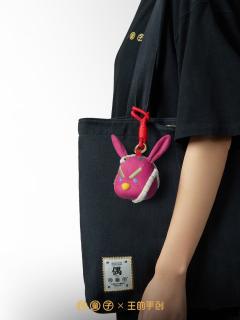 奋斗挂偶兔首-蛇盘兔，辈辈富-资料图