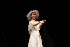 跳来跳去的女人-资料图