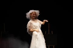 跳来跳去的女人-资料图