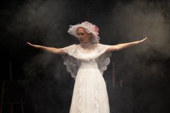 跳来跳去的女人-资料图