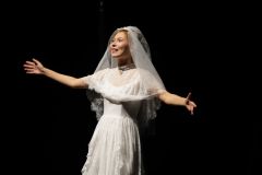 跳来跳去的女人-资料图