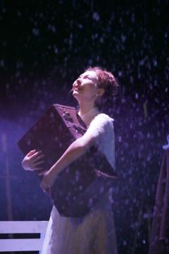 跳来跳去的女人-资料图