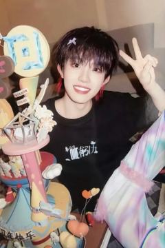 「5/5·ONE有引力」T恤卡 苏