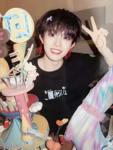 「5/5·ONE有引力」T恤卡 苏