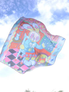 方巾「下雨的时候也不孤单」-资料图