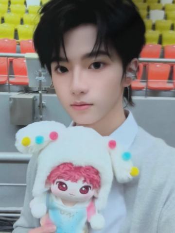 穆祉丞18岁生周小卡 红围巾 戳脸 穆祉丞18岁生日限定礼盒套装<Eleutheria> | TF_ING - 穆祉丞- 官方周边