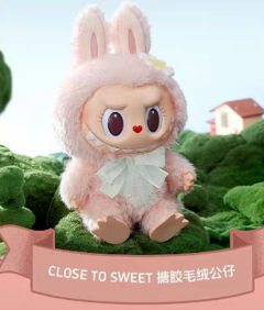 CLOSE TO SWEET甜心搪胶毛绒公仔-资料图